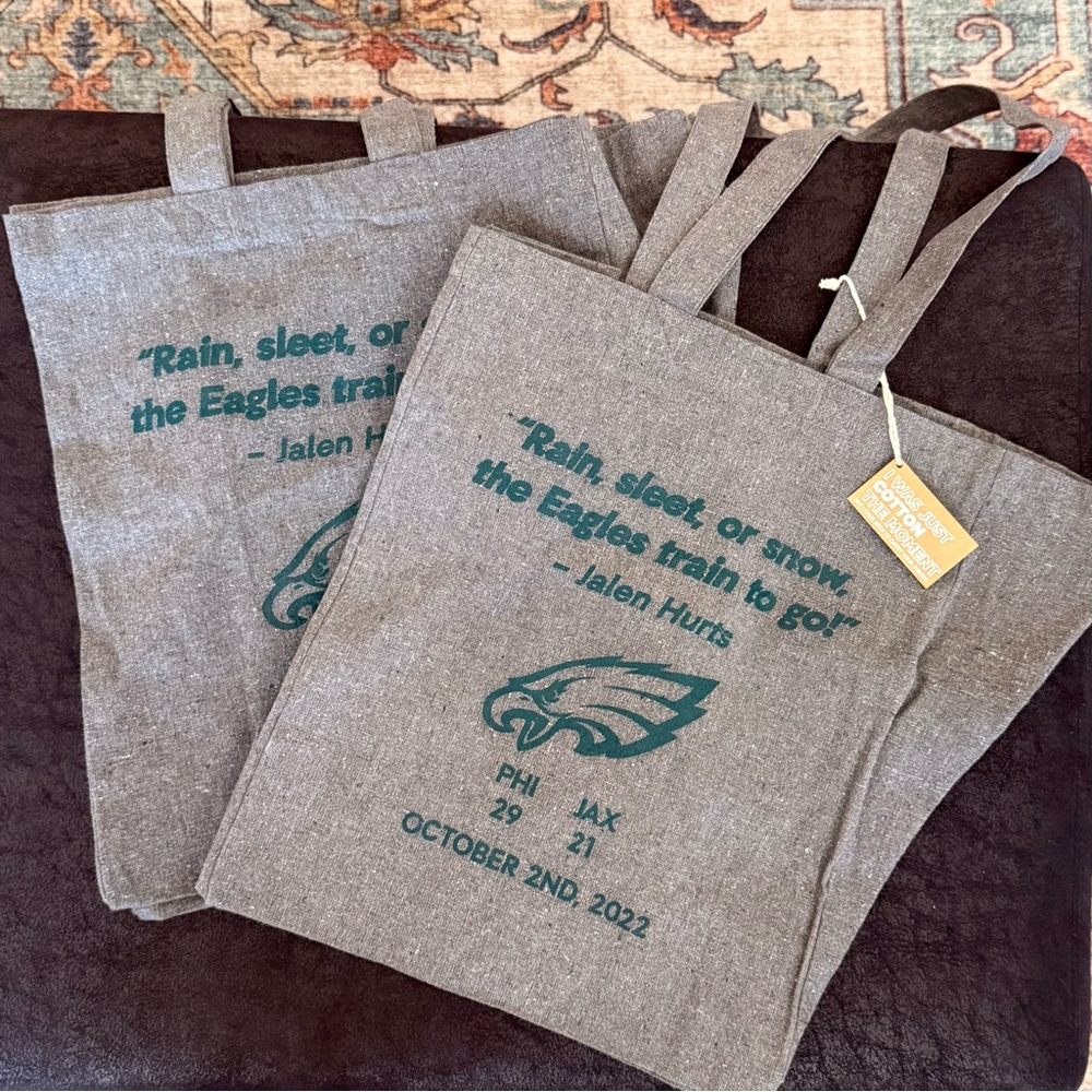 2 Eagles Gray Tote Bags